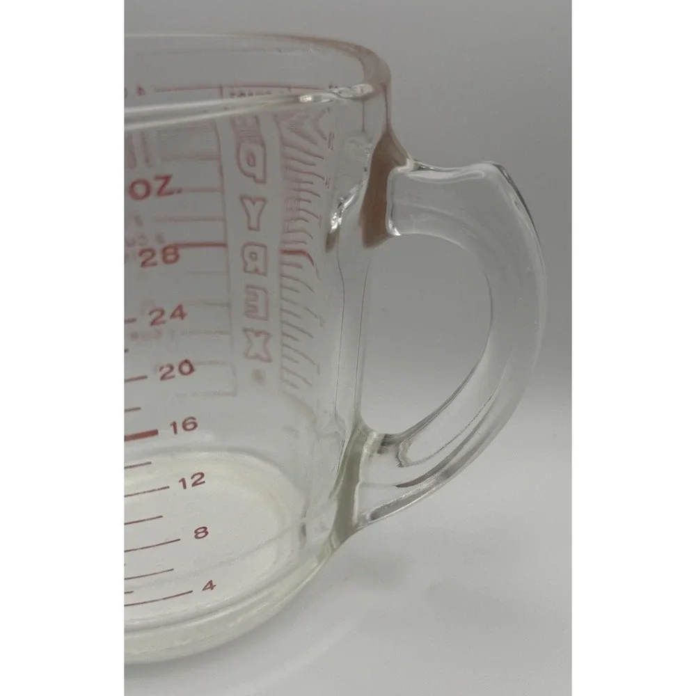 Vintage PYREX #532 1 Quart Measuring Cup Red Lettering Photographic Use D Handle